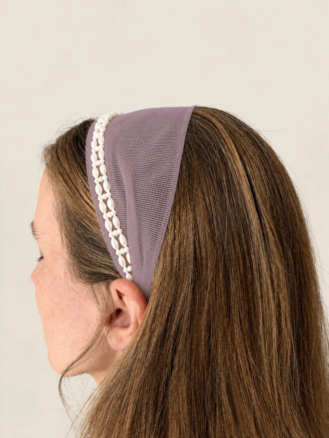 Cordeluta in fata Tulle cu perle, culoare Roz pudra 71, perle duble albe, pe cap
