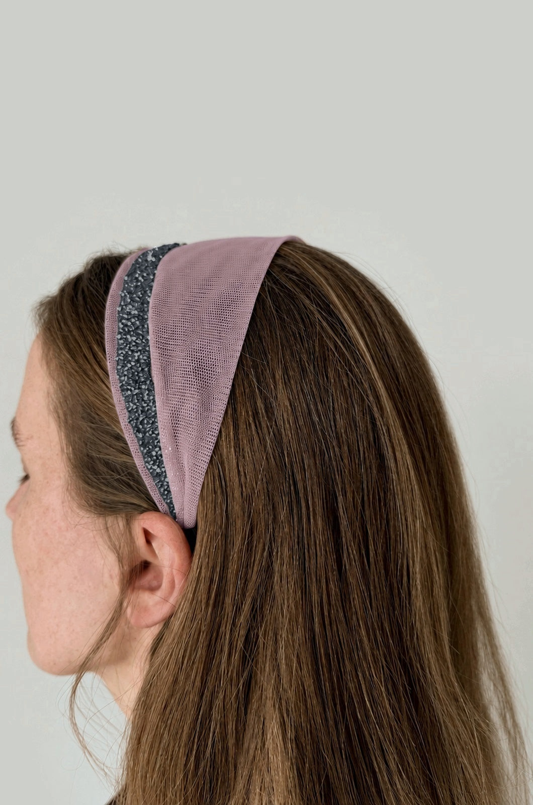 Cordeluta in fata Tulle cu sclipici, culoare Roz pudra 71, sclipici gri, pe cap