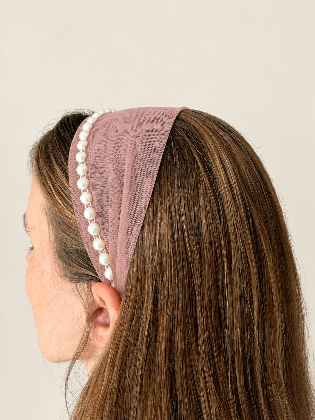 Cordeluta in fata Tulle cu perle, culoare Plamaniu 72, perle albe, pe cap