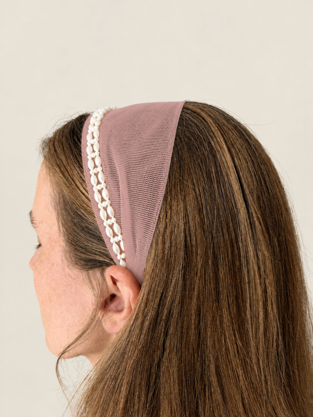 Cordeluta in fata Tulle cu perle, culoare Plamaniu 72, perle duble albe, pe cap