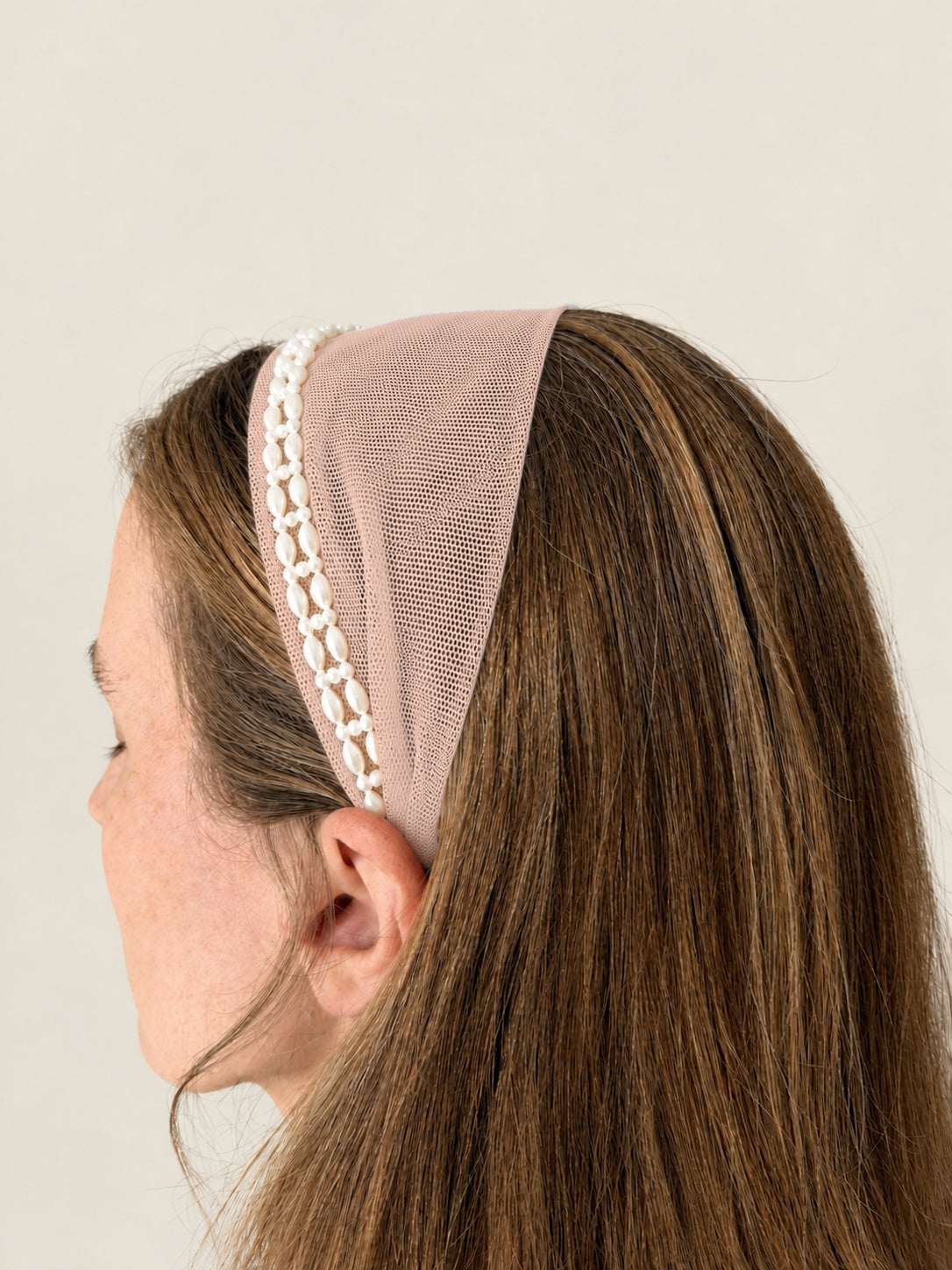 Cordeluta in fata Tulle cu perle, culoare Piersica 73, perle duble albe, pe cap
