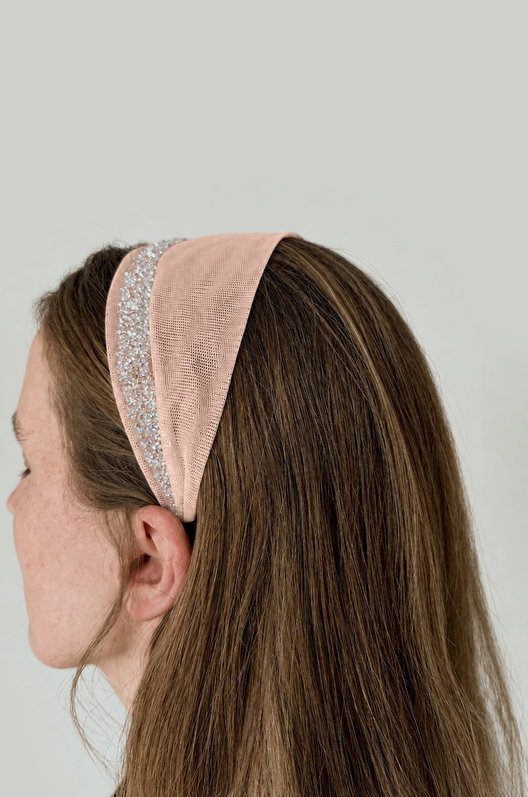 Cordeluta in fata Tulle cu sclipici, culoare Piersica 73, sclipici alb transparent, pe cap