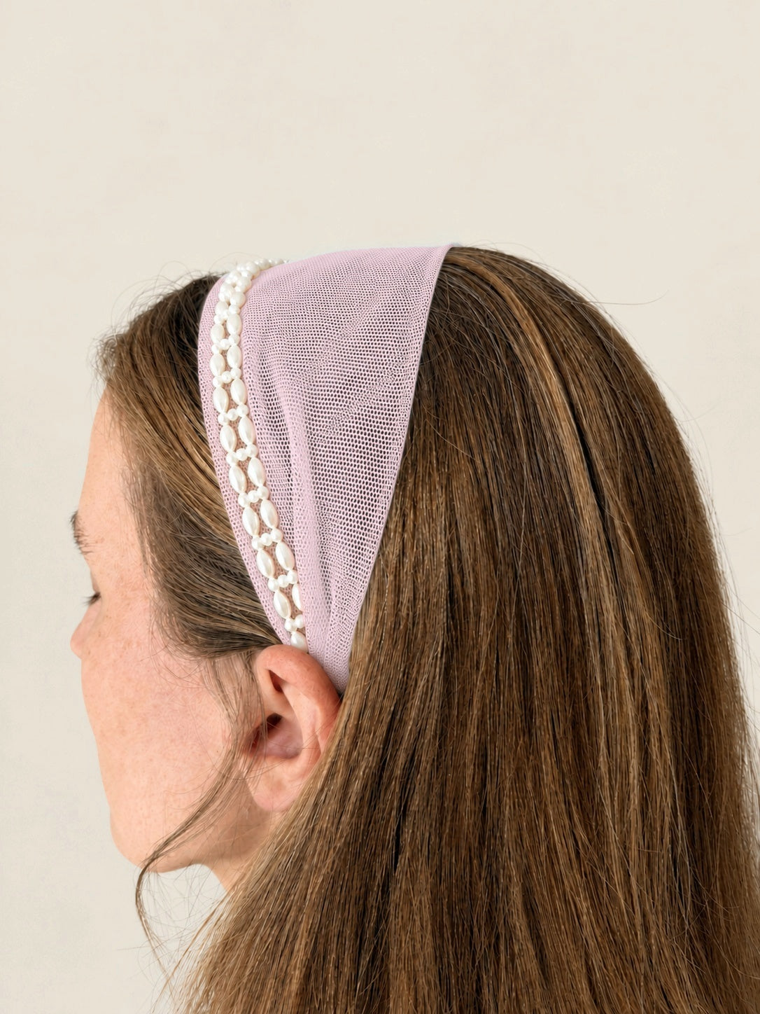 Cordeluta in fata Tulle cu perle, culoare Roz deschis 74, perle duble albe, pe cap