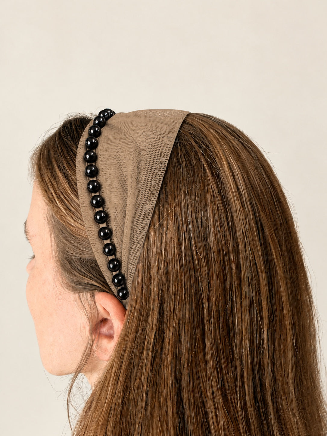 Cordeluta in fata Tulle cu perle, culoare Crem inchis 75, perle negre, pe cap