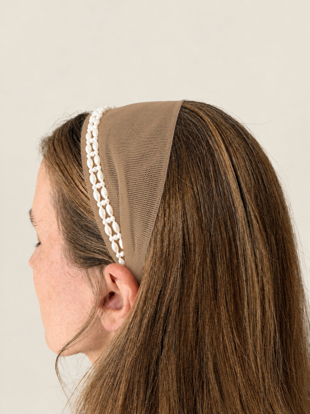 Cordeluta in fata Tulle cu perle, culoare Crem inchis 75, perle duble albe, pe cap