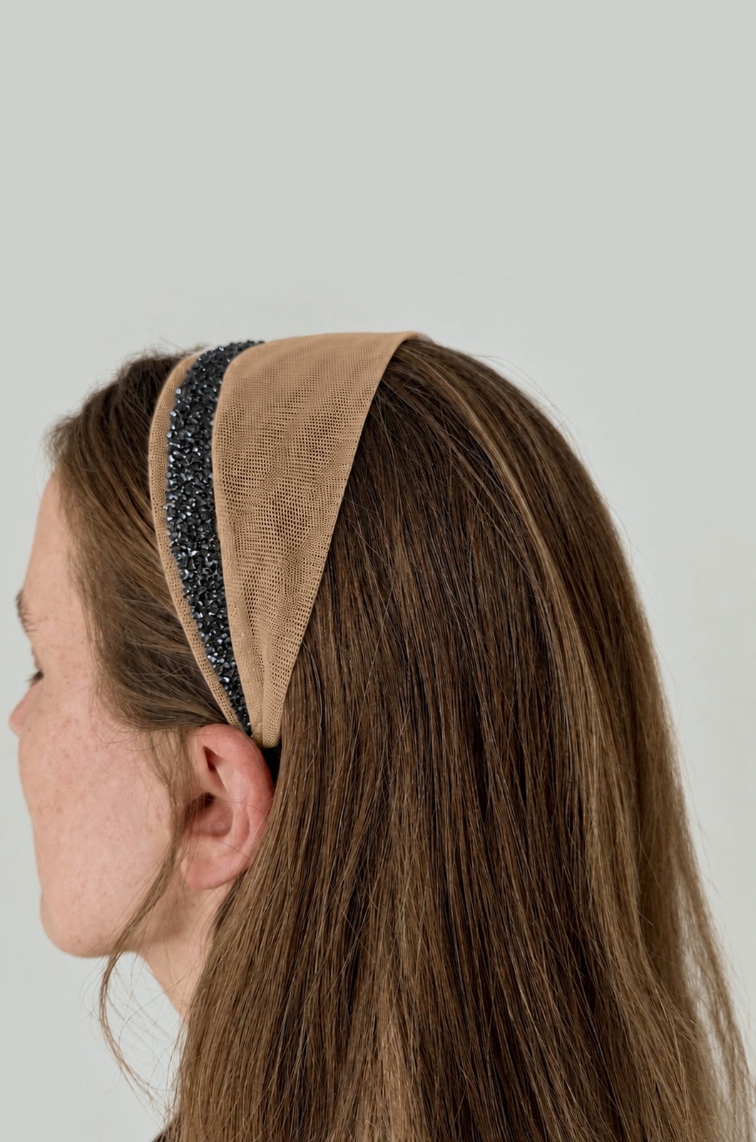 Cordeluta in fata Tulle cu sclipici, culoare Crem inchis 75, sclipici negru, pe cap