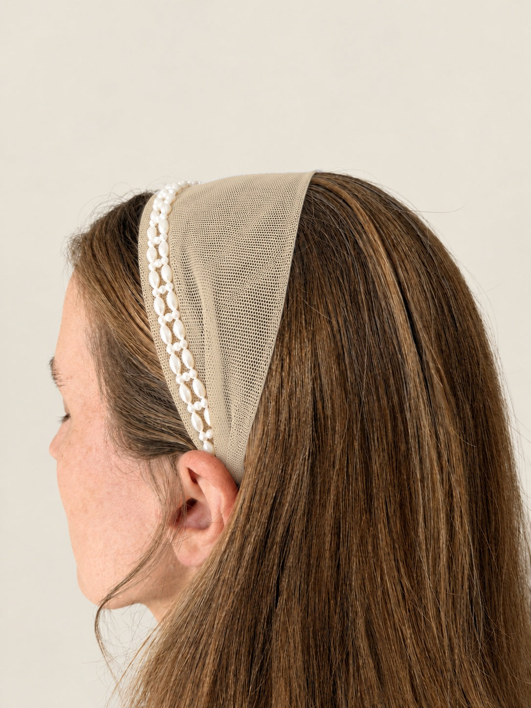 Cordeluta in fata Tulle cu perle, culoare Crem deschis 76, perle duble albe, pe cap