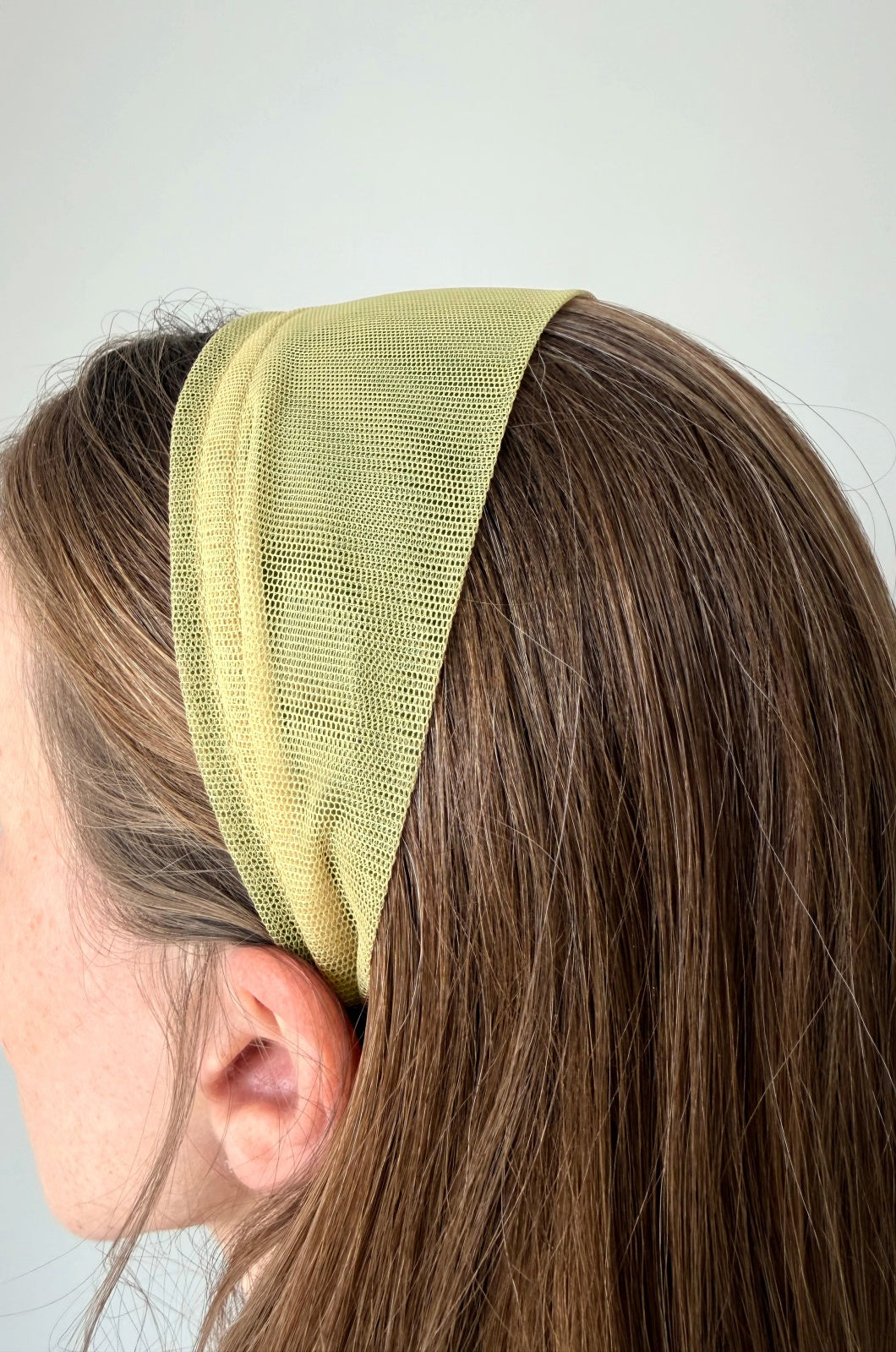Cordeluta in fata Tulle, culoare Galben Pai 77, pe cap