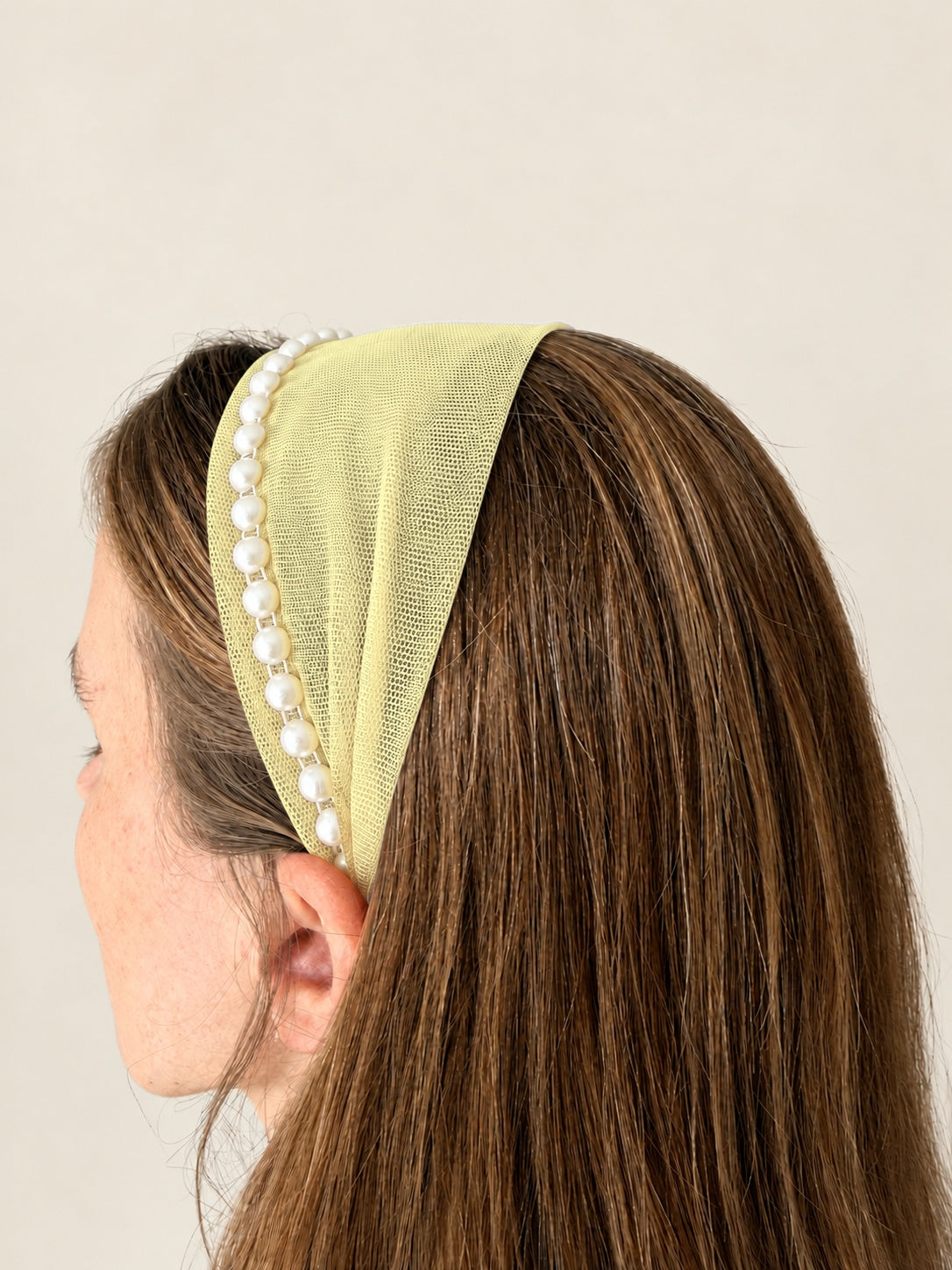Cordeluta in fata Tulle cu perle, culoare Galben Pai 77, perle albe, pe cap