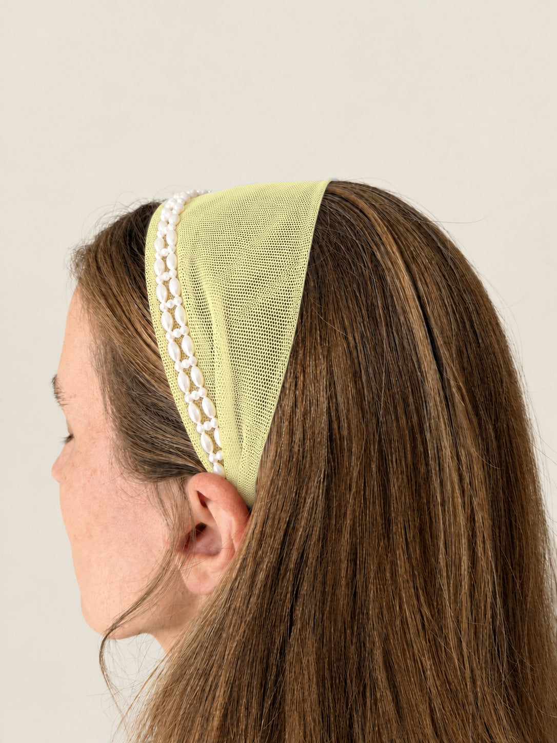 Cordeluta in fata Tulle cu perle, culoare Galben Pai 77, perle duble albe, pe cap
