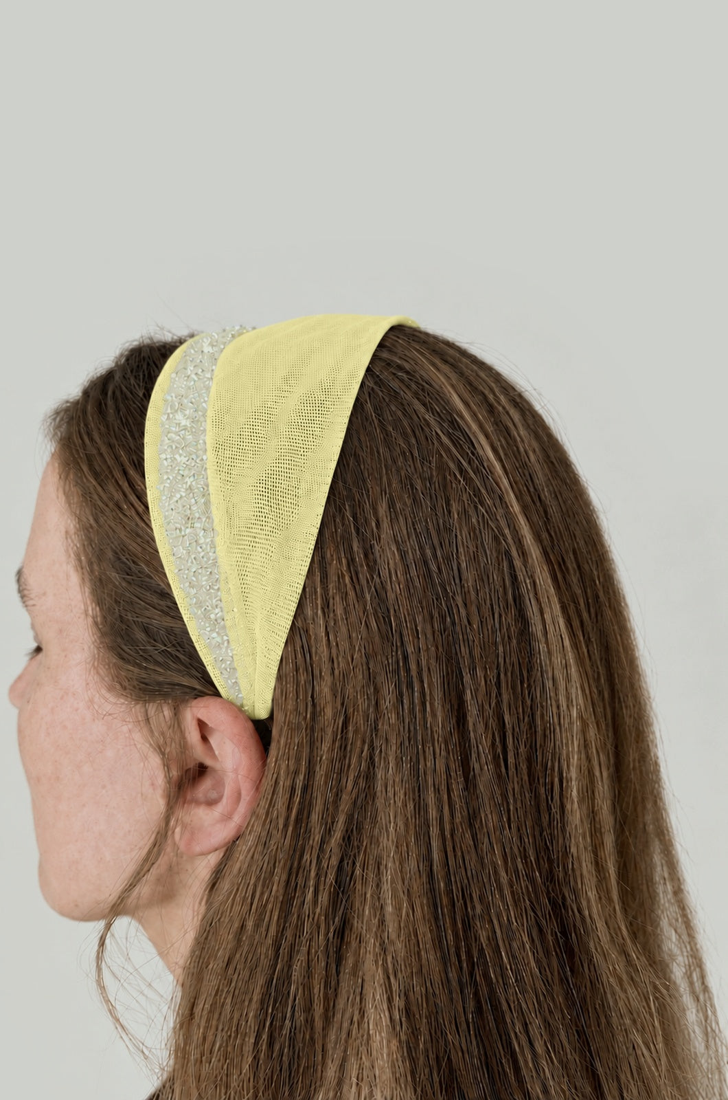 Cordeluta in fata Tulle cu sclipici, culoare Galben Pai 77, sclipici alb transparent, pe cap