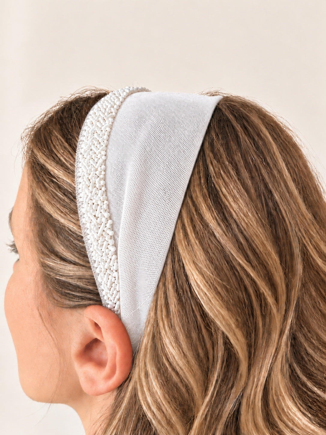 Cordeluta in fata Tulle cu margele, culoare Alb 78, margele albe, pe cap
