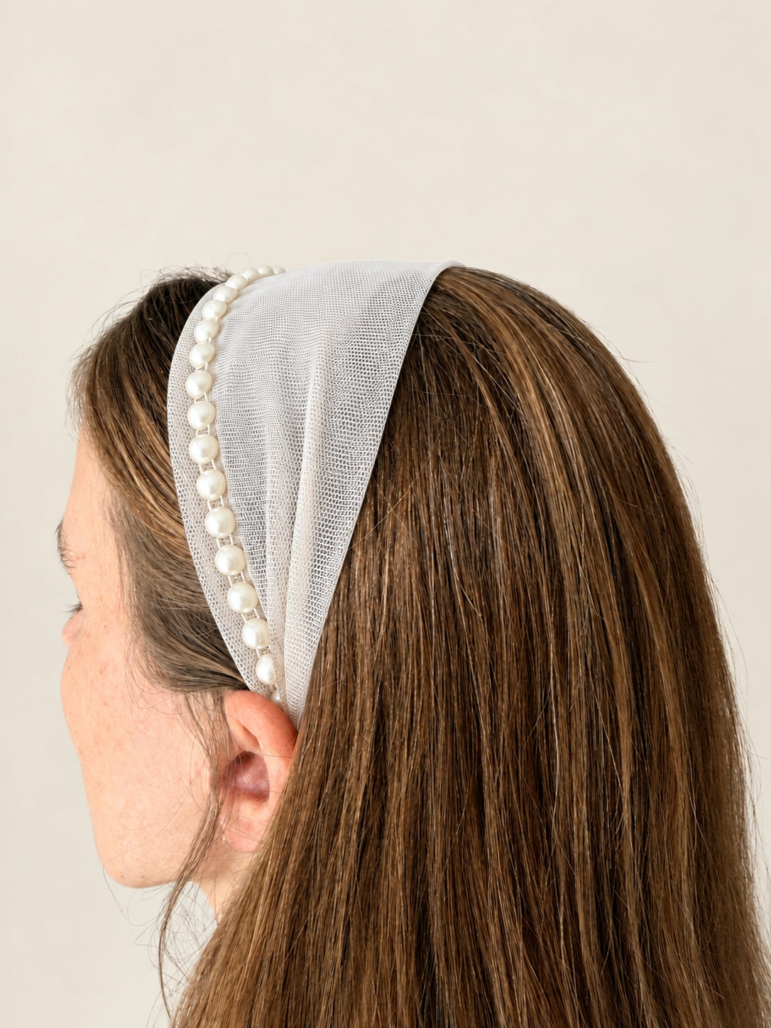 Cordeluta in fata Tulle cu perle, culoare Alb 78, perle albe, pe cap