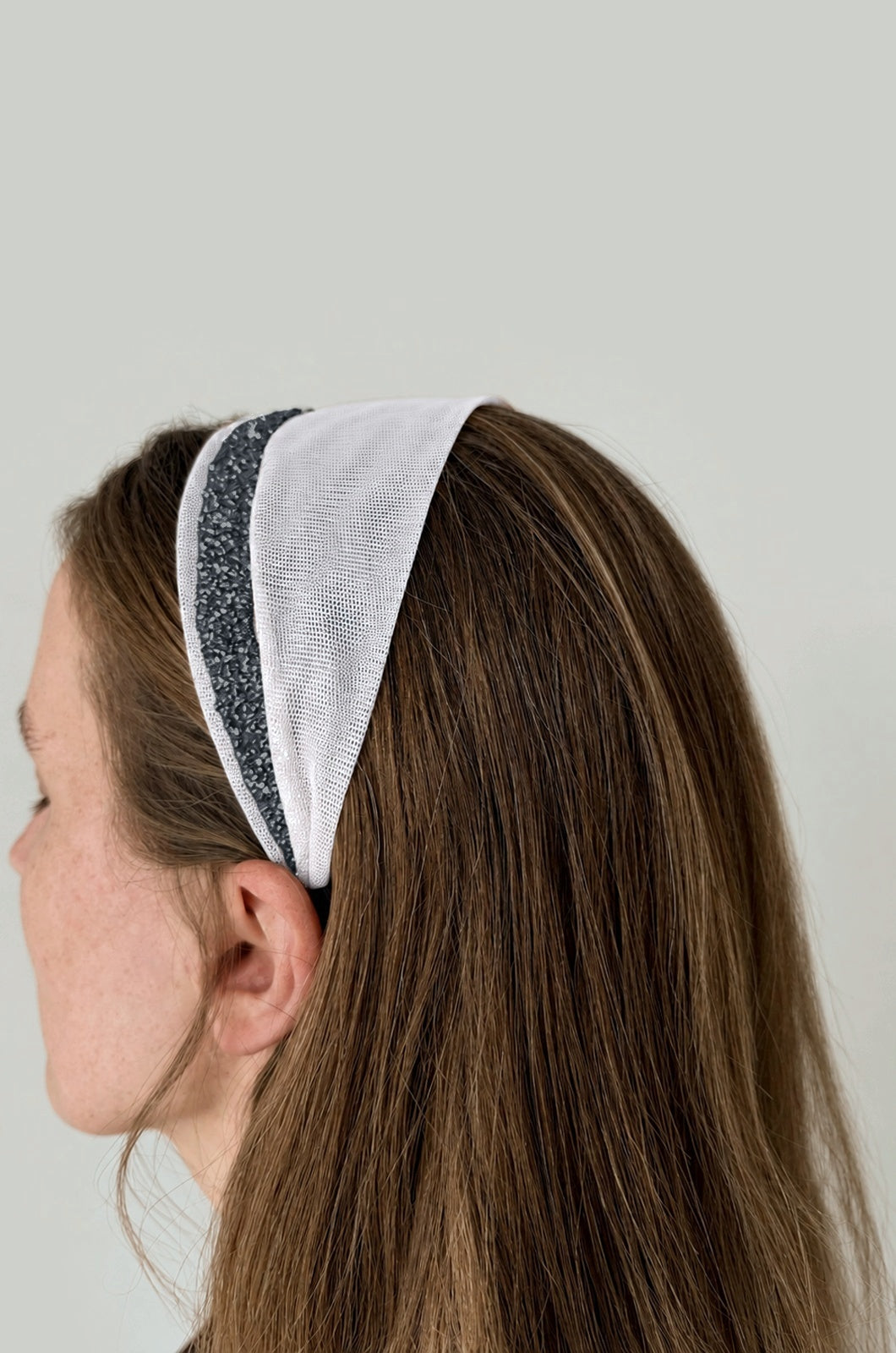 Cordeluta in fata Tulle cu sclipici, culoare Alb 78, sclipici gri, pe cap