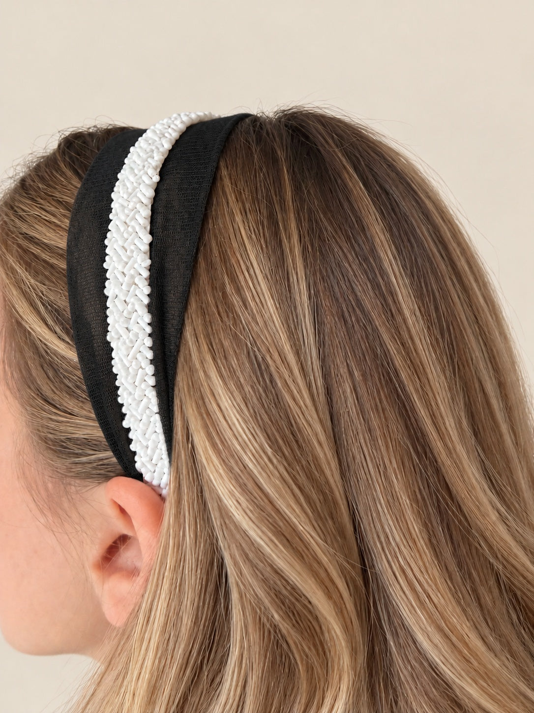 Cordeluta in mijloc Tulle cu margele, culoare negru 50, margele albe, pe cap