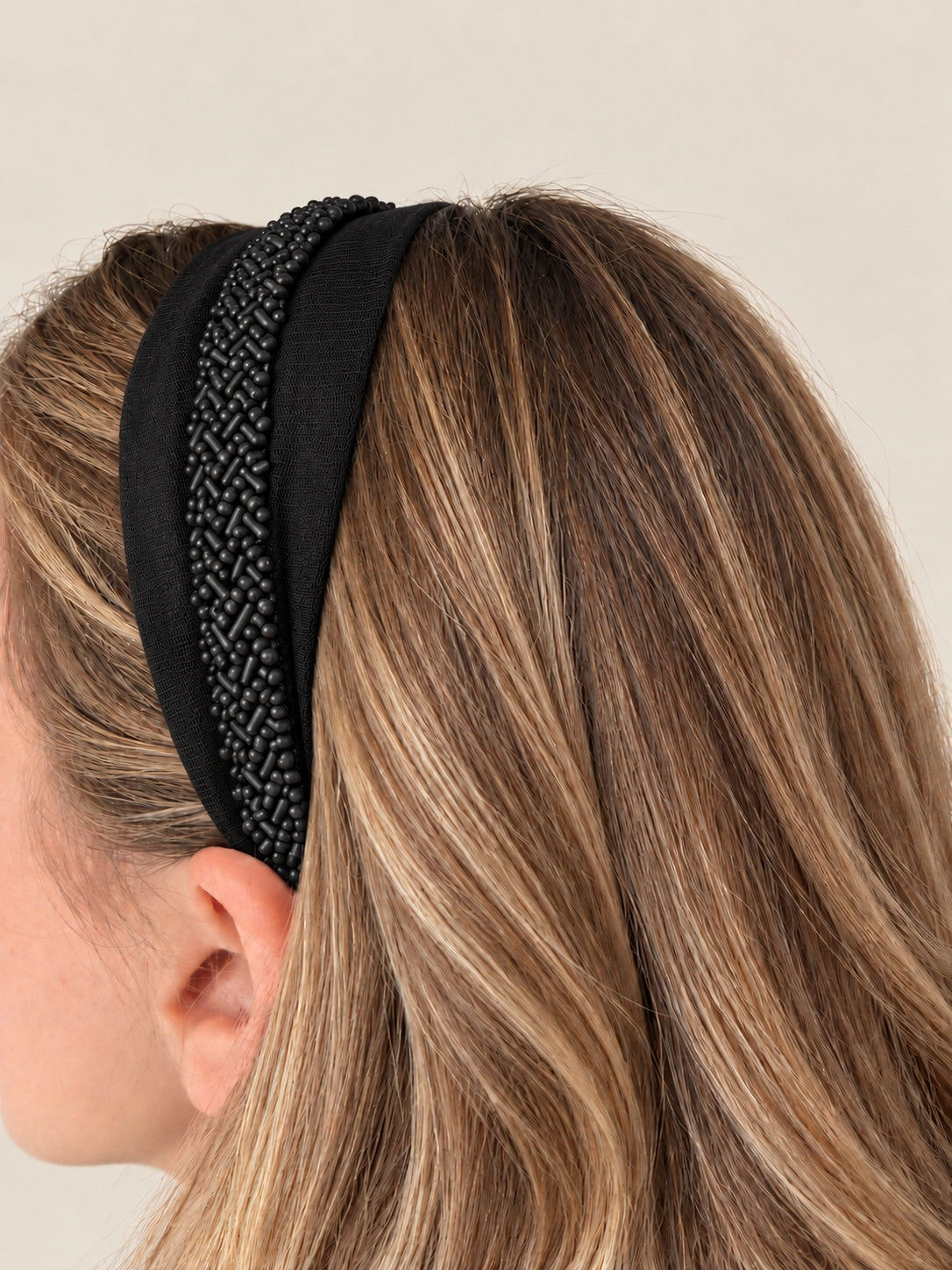 Cordeluta in mijloc Tulle cu margele, culoare negru 50, margele negre, pe cap