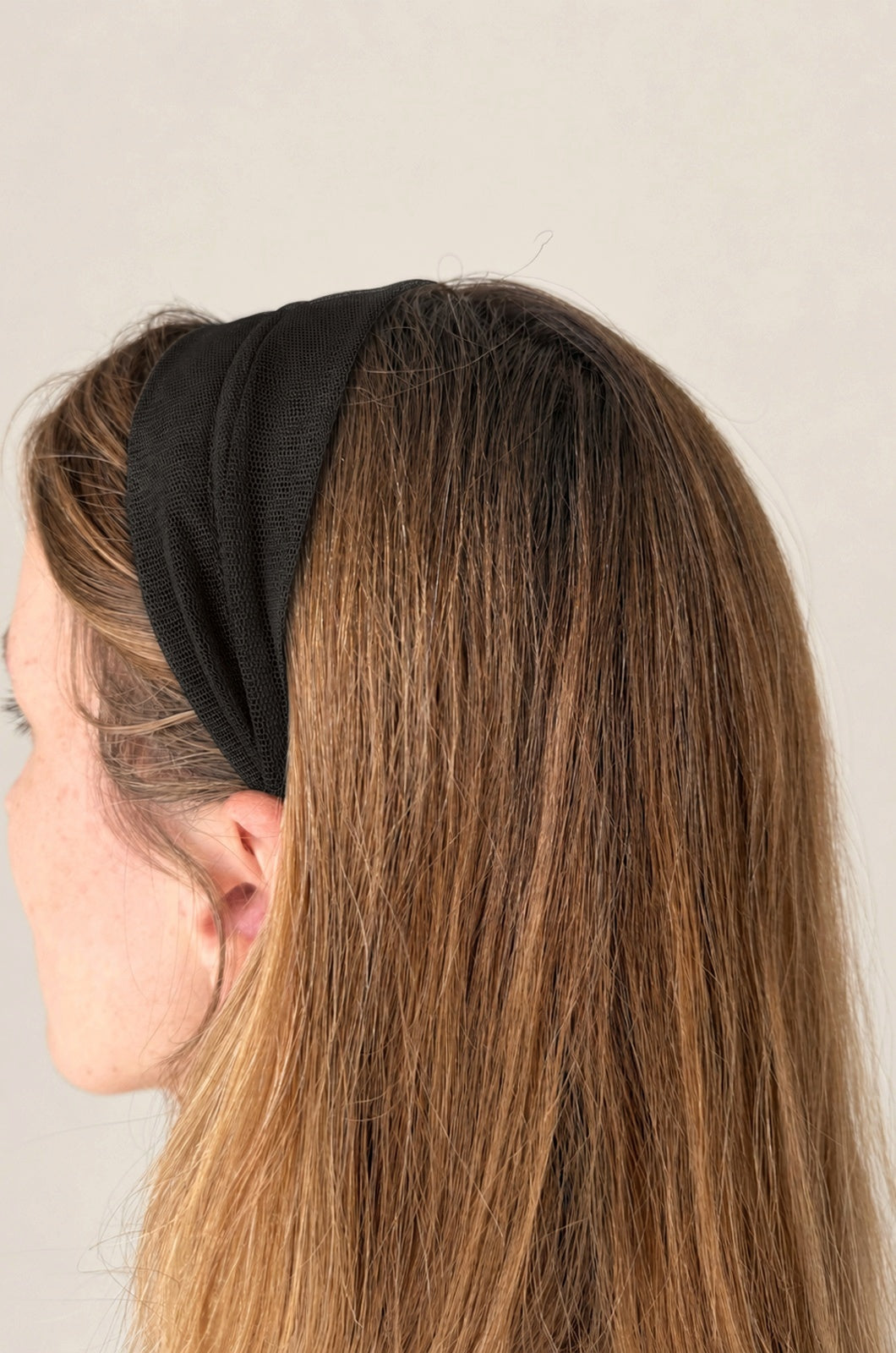 Cordeluta in mijloc Tulle, culoare negru 50, pe cap