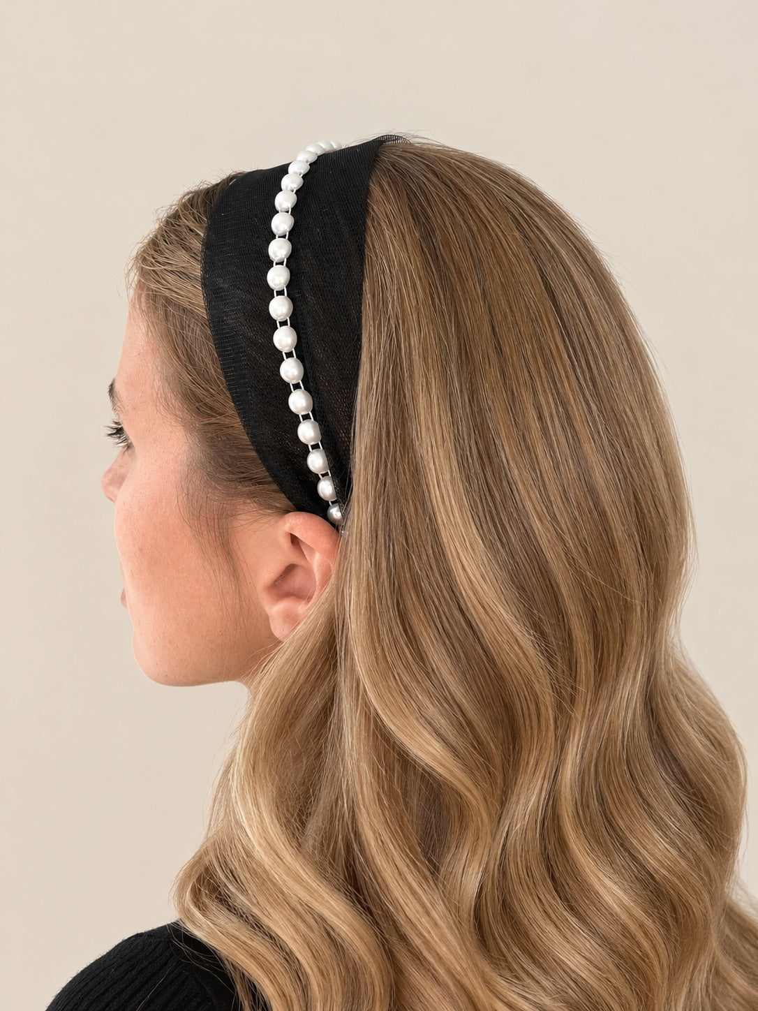 Cordeluta in mijloc Tulle cu perle, culoare negru 50, perle albe, pe cap