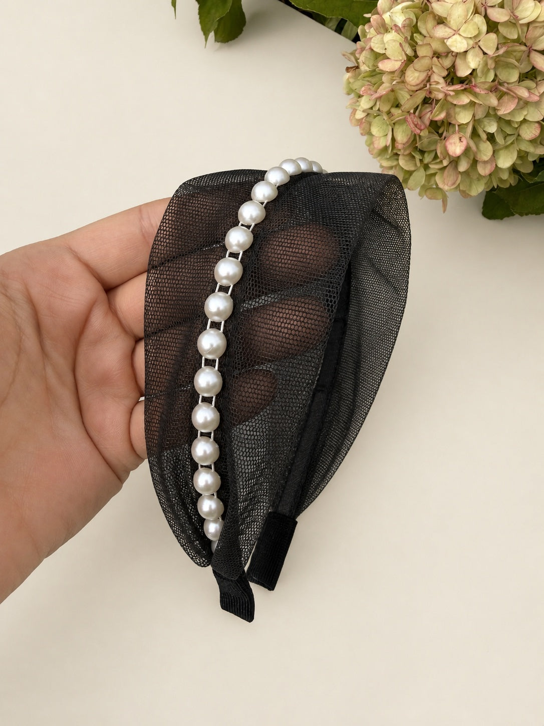 Cordeluta in mijloc Tulle cu perle, culoare negru 50, perle albe, pe suprafață