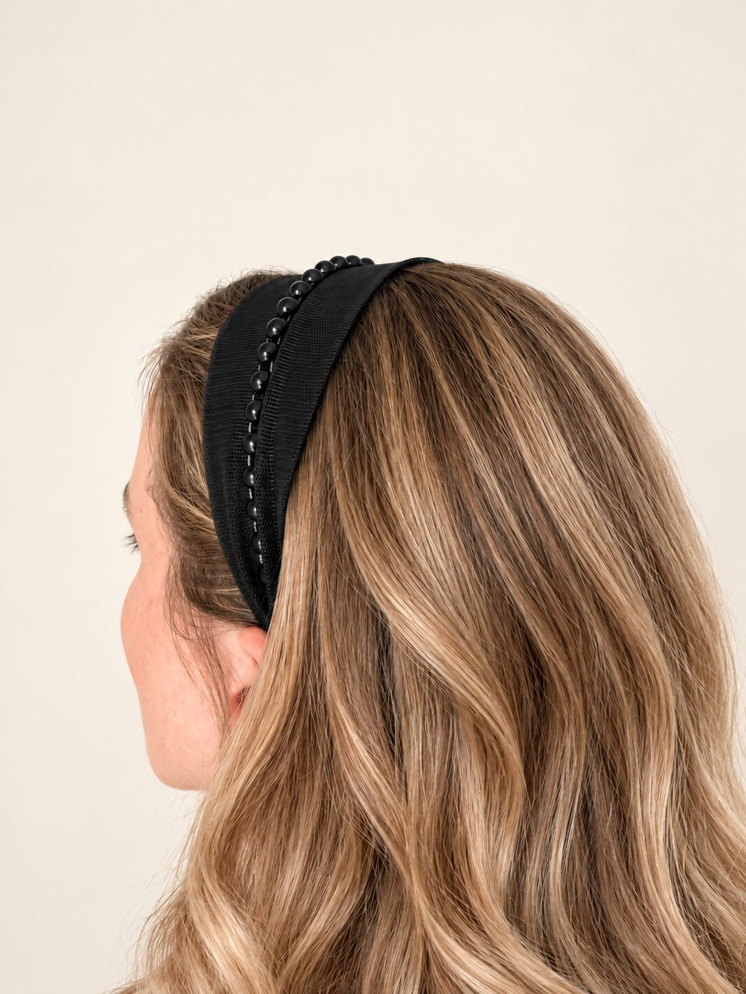 Cordeluta in mijloc Tulle cu perle, culoare negru 50, perle negre, pe cap