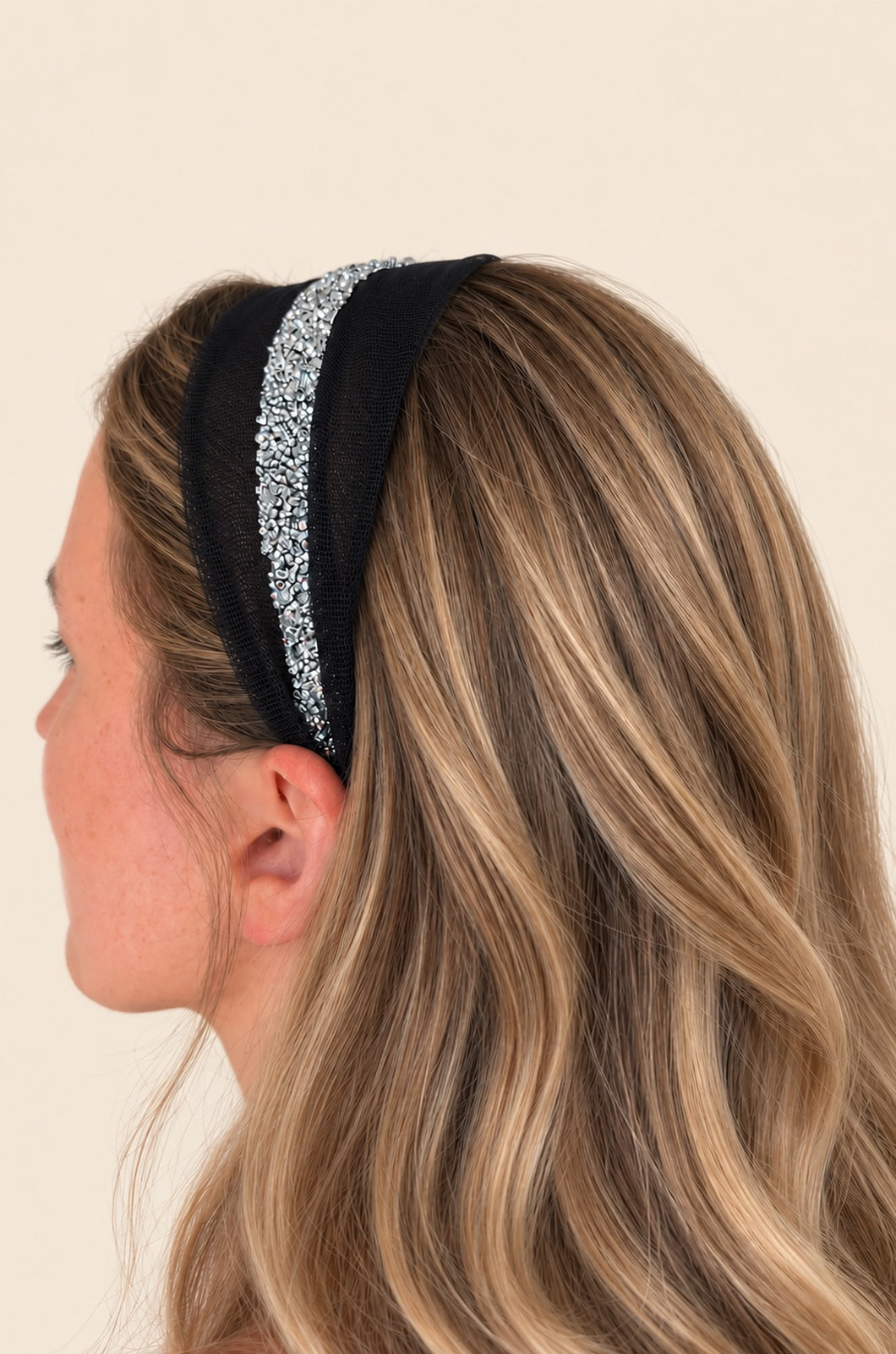 Cordeluta in mijloc Tulle cu sclipici, culoare negru 50, sclipici argintiu, pe cap