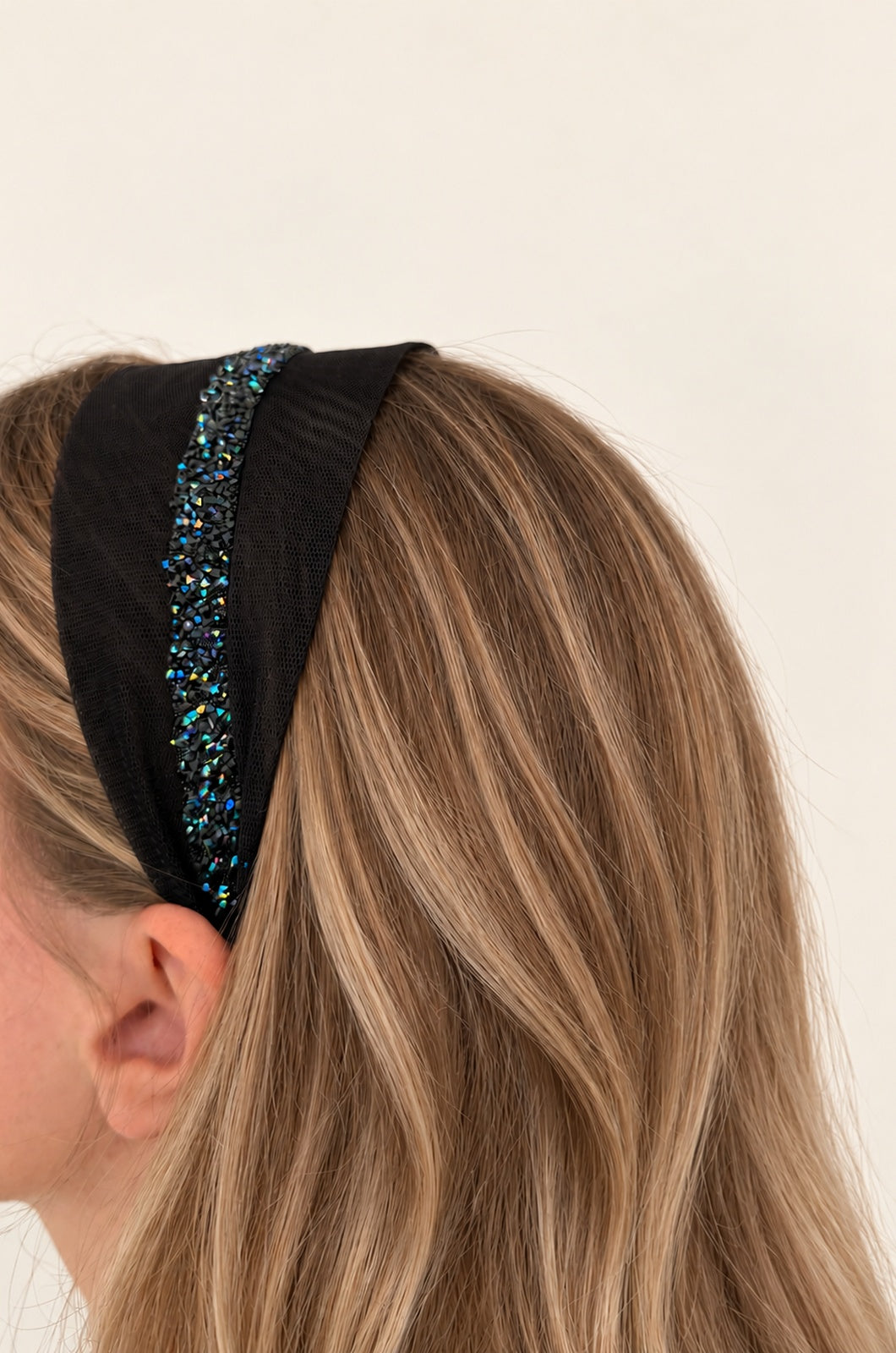 Cordeluta in mijloc Tulle cu sclipici, culoare negru 50, sclipici bleumarin, pe cap