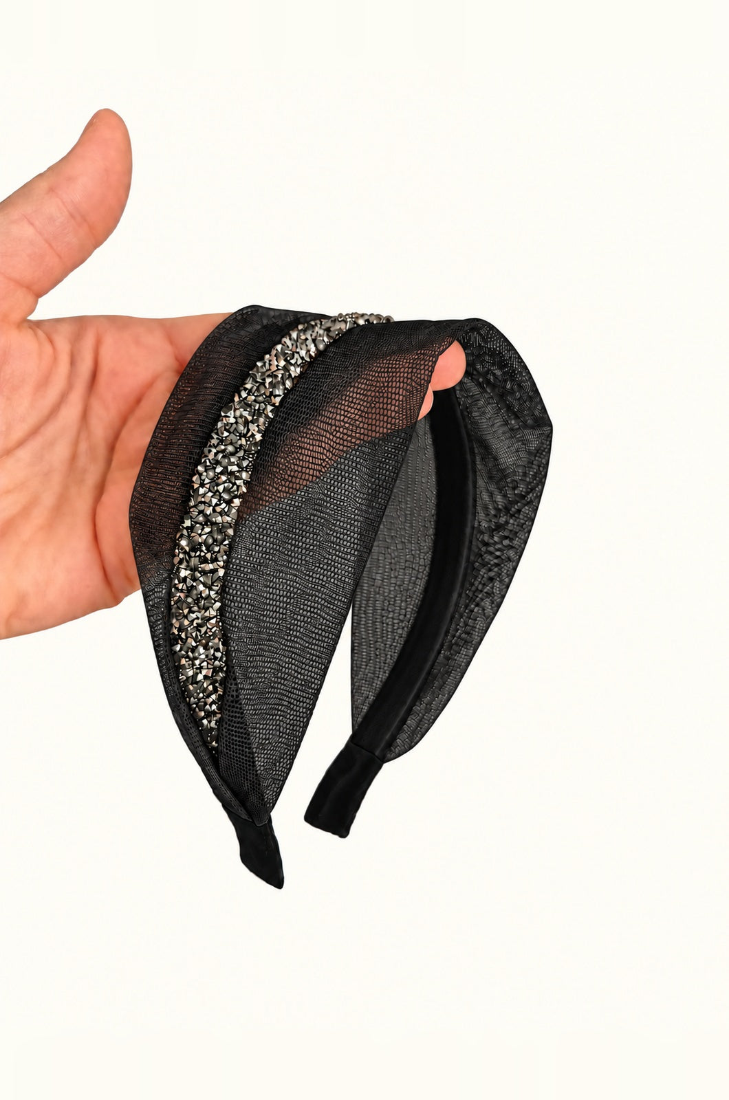 Cordeluta in mijloc Tulle cu sclipici, culoare negru 50, sclipici gri, pe suprafață