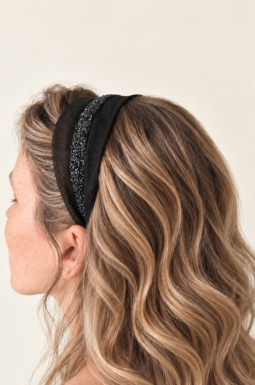 Cordeluta in mijloc Tulle cu sclipici, culoare negru 50, sclipici negru, pe cap