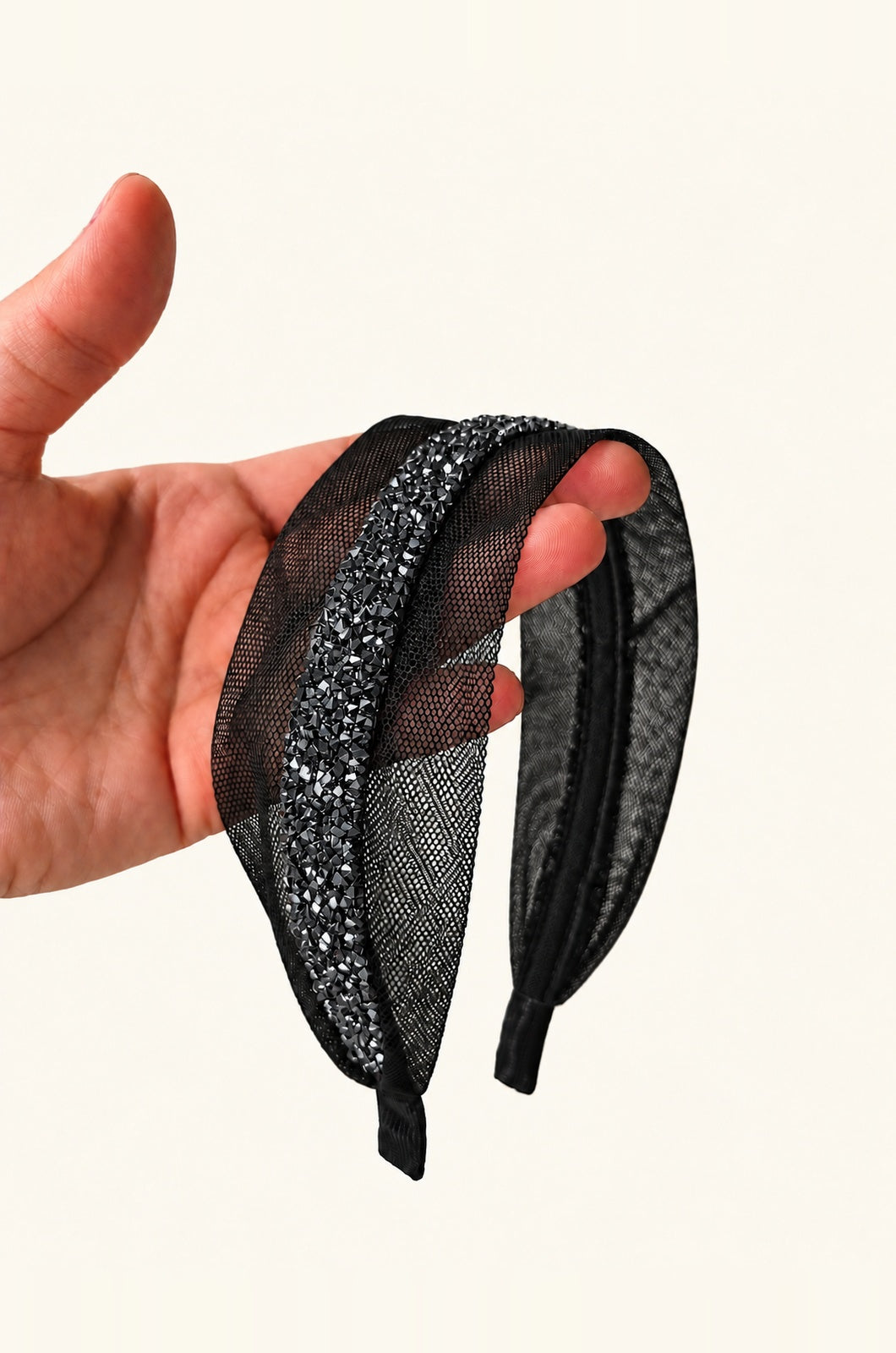 Cordeluta in mijloc Tulle cu sclipici, culoare negru 50, sclipici negru, pe suprafață