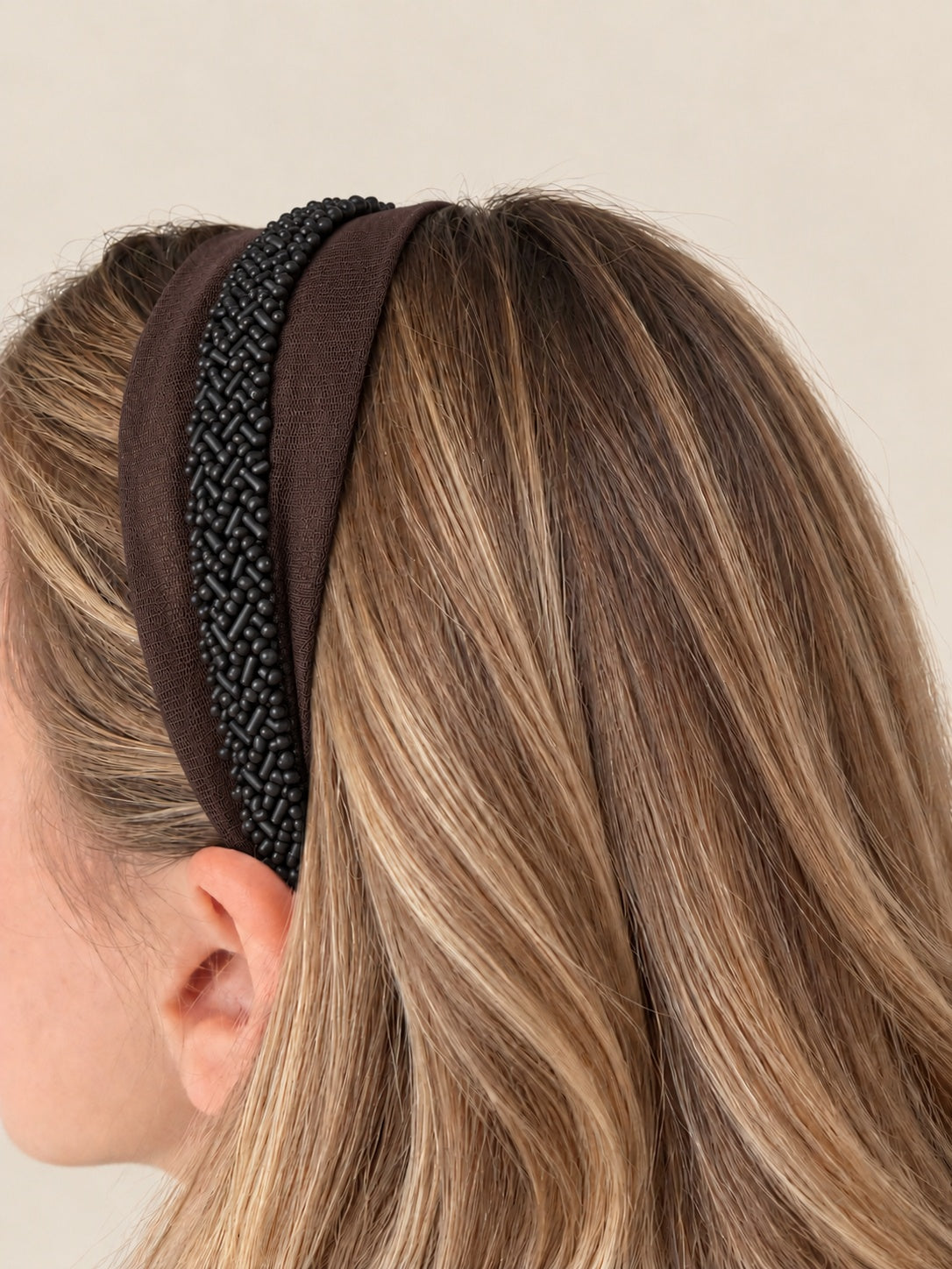 Cordeluta in mijloc Tulle cu margele, culoare maro opac 51, margele negre, pe cap