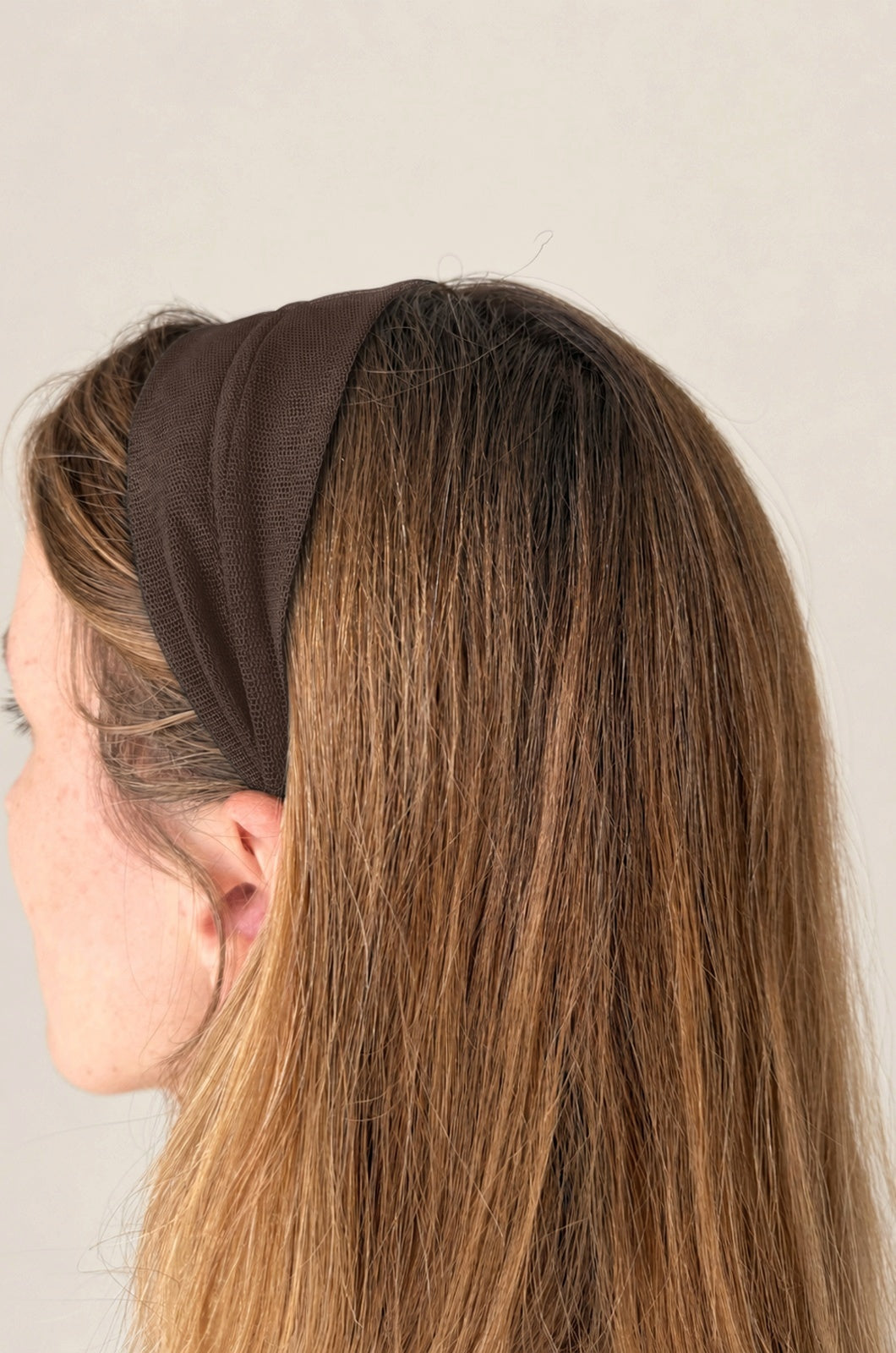 Cordeluta in mijloc Tulle, culoare maro opac 51, pe cap