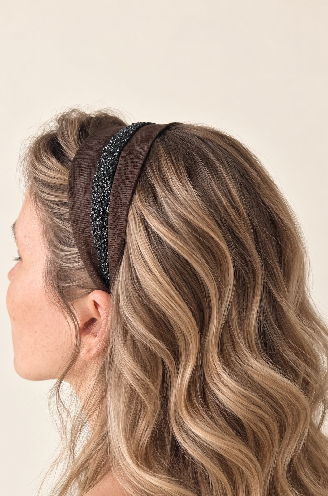 Cordeluta in mijloc Tulle cu sclipici, culoare maro opac 51, sclipici negru, pe cap