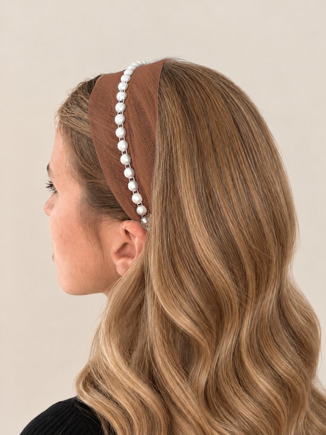 Cordeluta in mijloc Tulle cu perle, culoare carmaziu 52, perle albe, pe cap