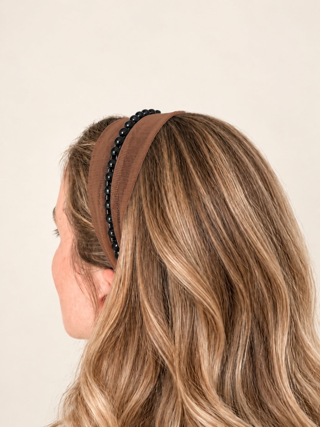Cordeluta in mijloc Tulle cu perle, culoare carmaziu 52, perle negre, pe cap
