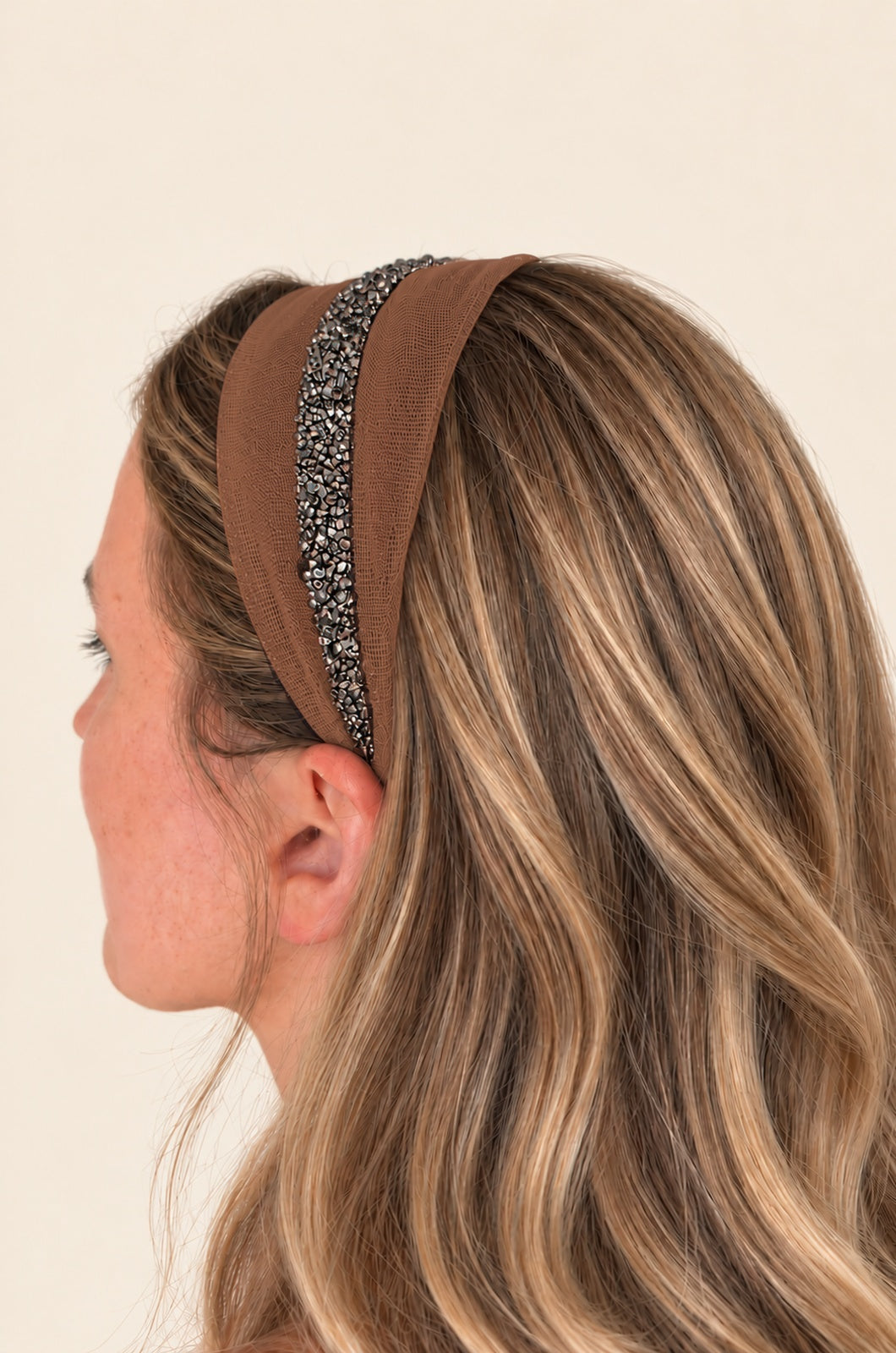 Cordeluta in mijloc Tulle cu sclipici, culoare carmaziu 52, sclipici gri, pe cap