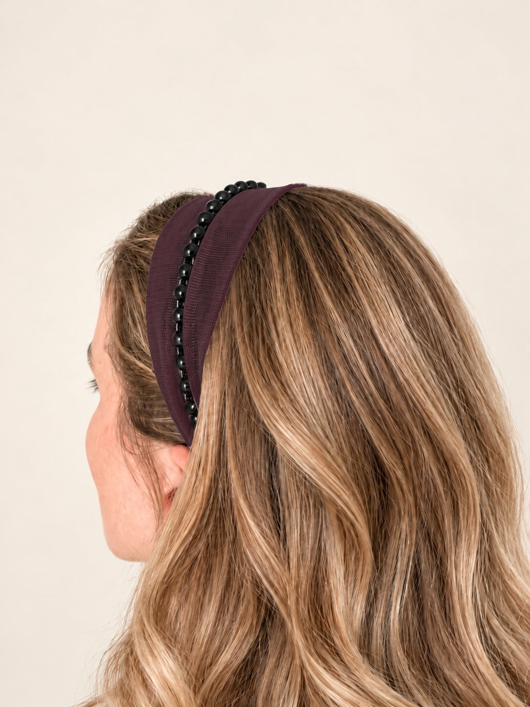 Cordeluta in mijloc Tulle cu perle, culoare pruna 53, perle negre, pe cap