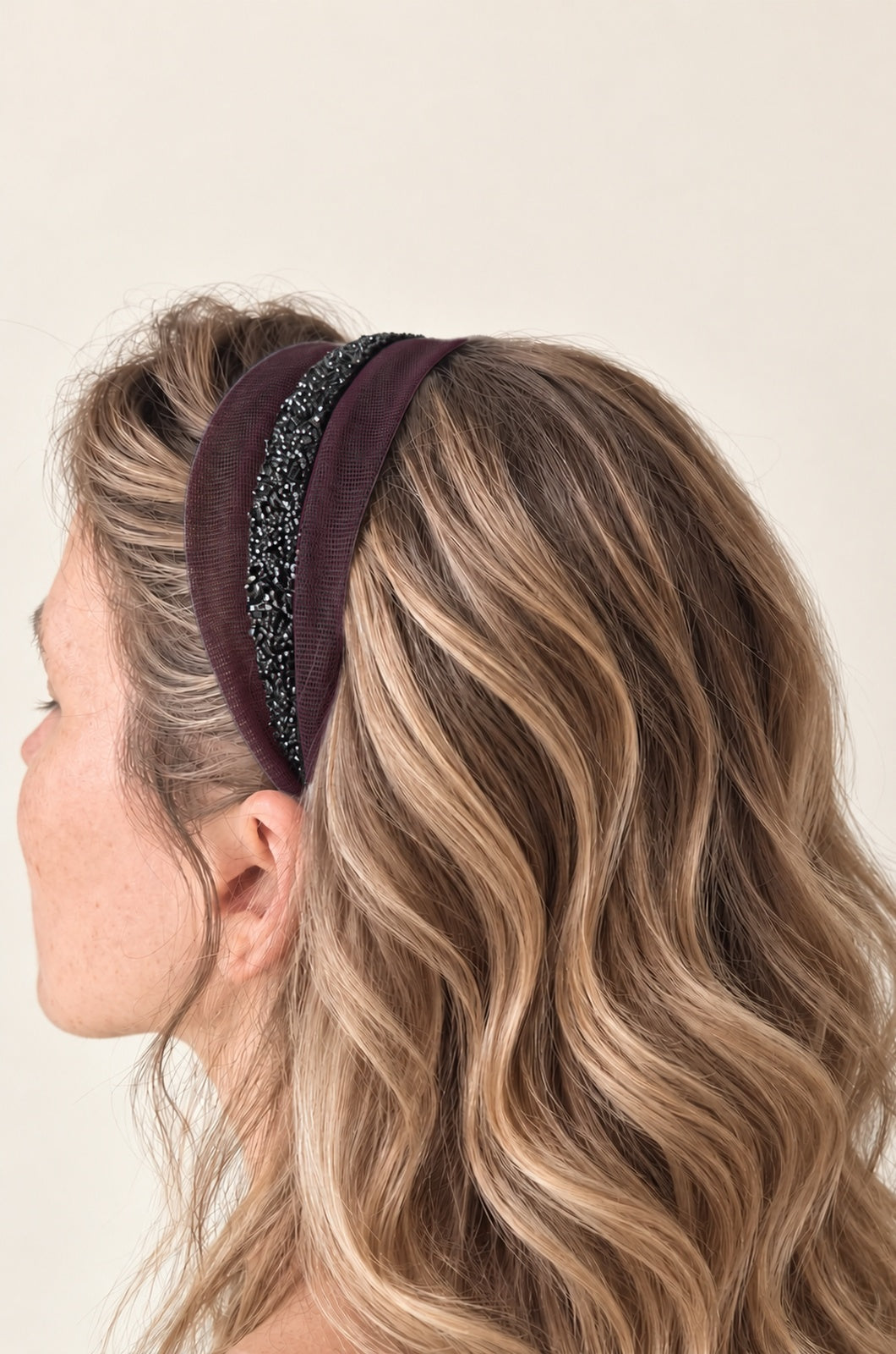 Cordeluta in mijloc Tulle cu sclipici, culoare pruna 53, sclipici negru, pe cap