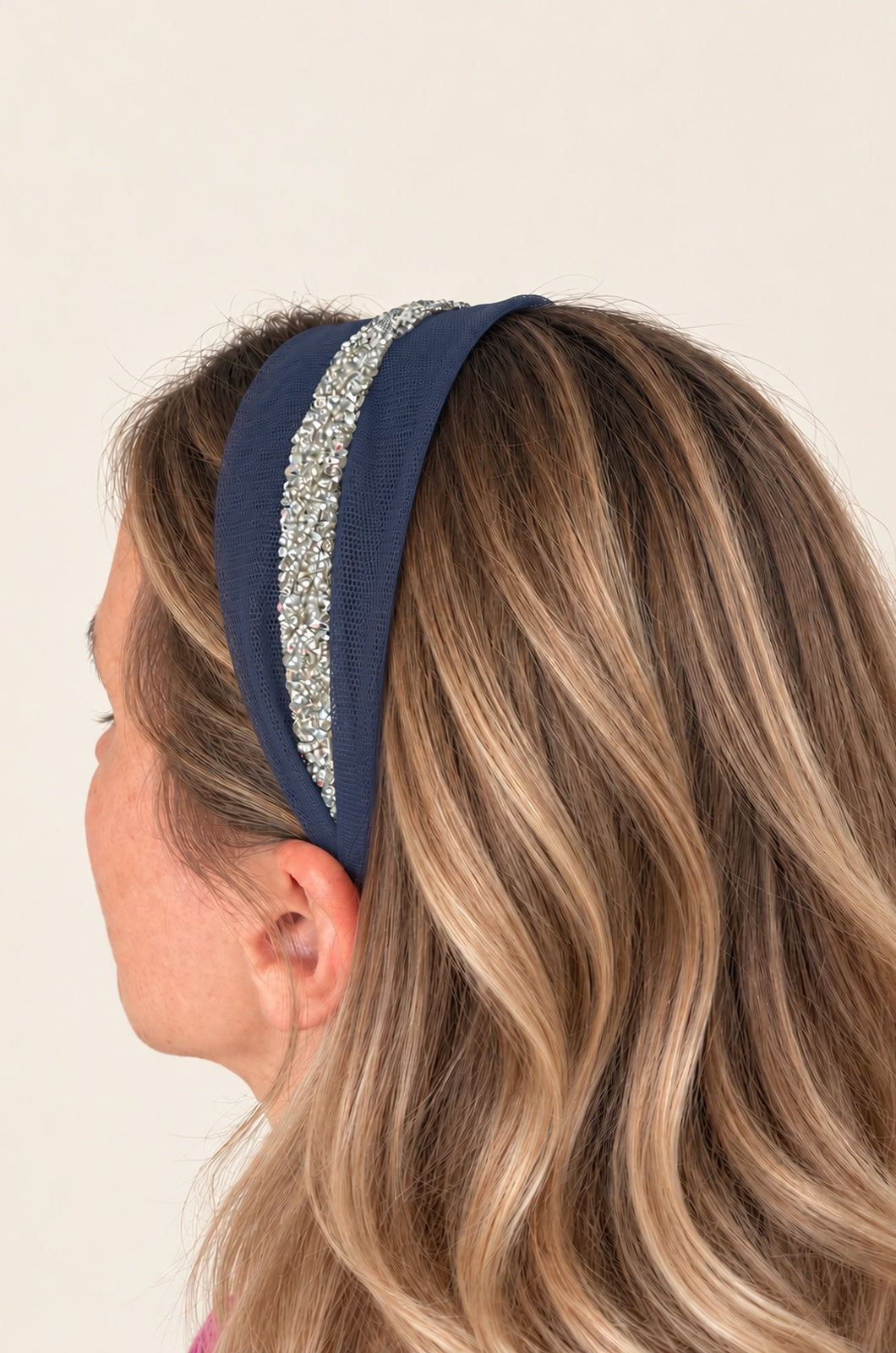 Cordeluta in mijloc Tulle cu sclipici, culoare blumarin 55, sclipici argintiu, pe cap