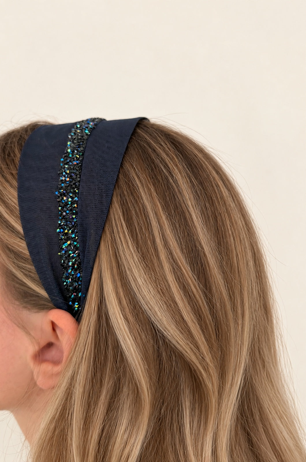 Cordeluta in mijloc Tulle cu sclipici, culoare blumarin 55, sclipici bleumarin, pe cap