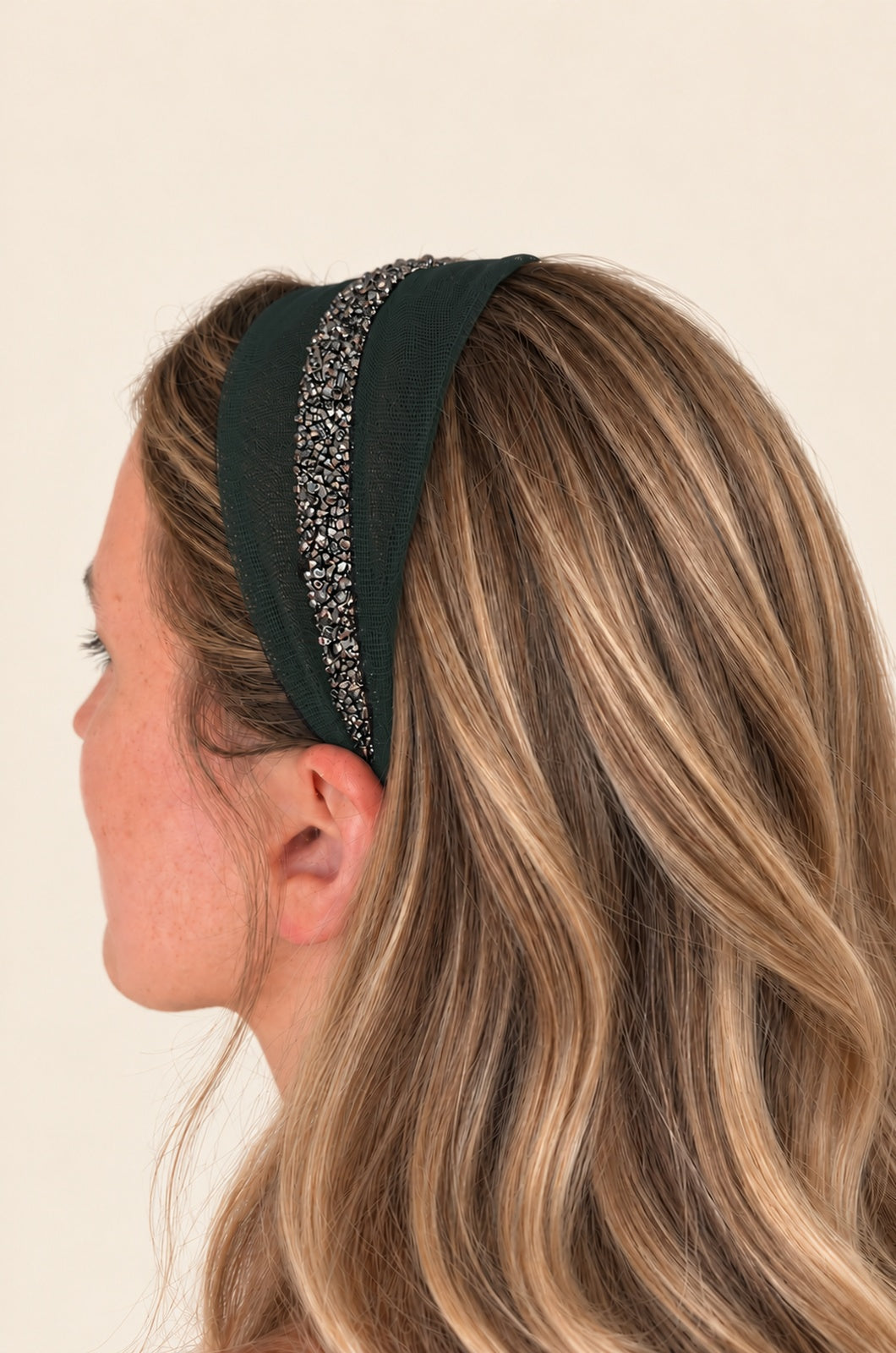 Cordeluta in mijloc Tulle cu sclipici, culoare Verde Inchis 57, sclipici gri, pe cap