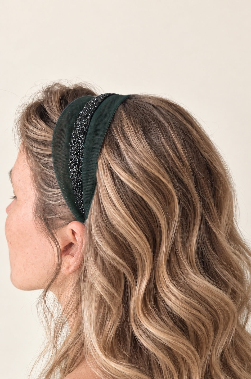 Cordeluta in mijloc Tulle cu sclipici, culoare Verde Inchis 57, sclipici negru, pe cap