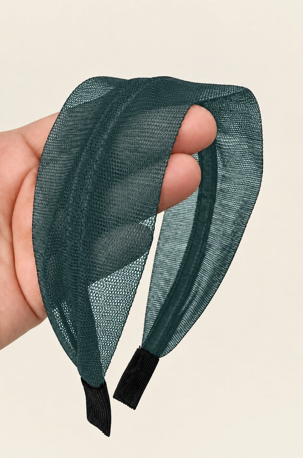 Cordeluta in mijloc Tulle, culoare Verde 58, pe suprafață
