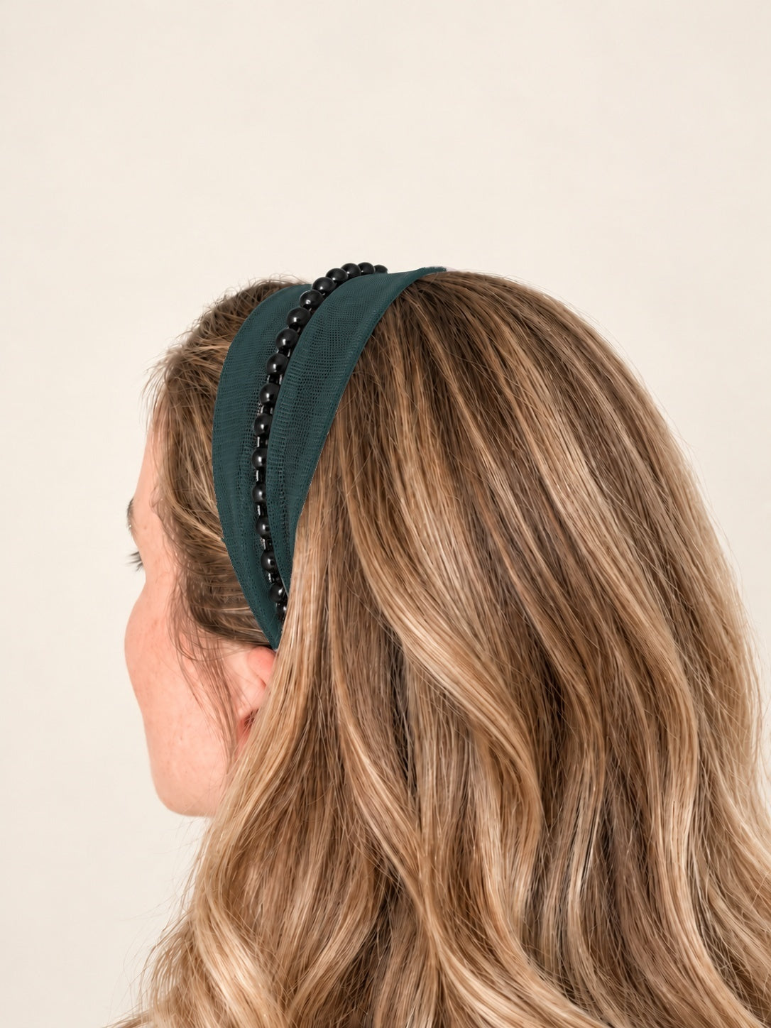 Cordeluta in mijloc Tulle cu perle, culoare Verde 58, perle negre, pe cap