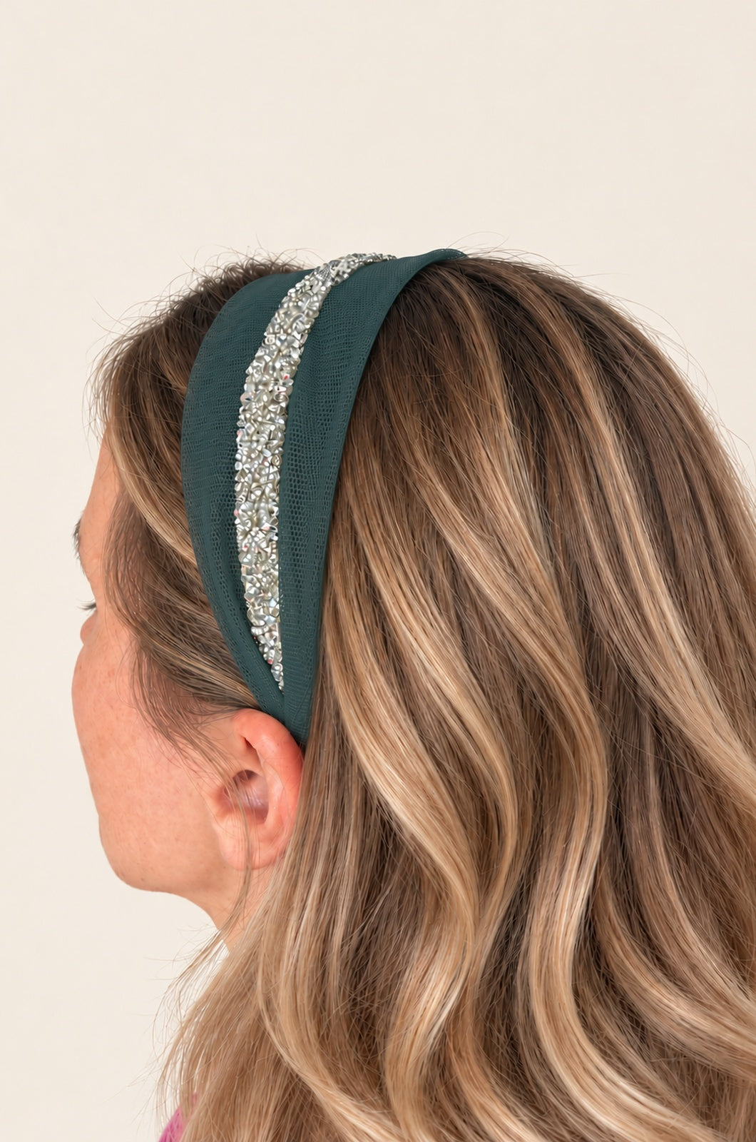 Cordeluta in mijloc Tulle cu sclipici, culoare Verde 58, sclipici argintiu, pe cap