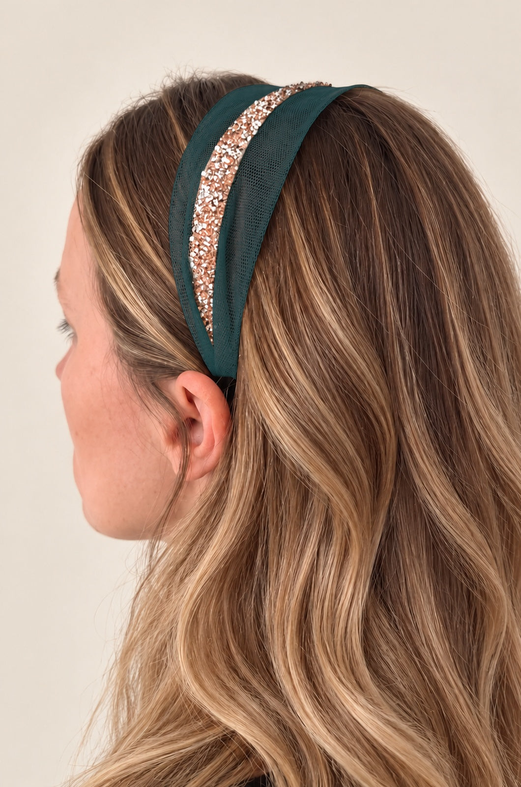 Cordeluta in mijloc Tulle cu sclipici, culoare Verde 58, sclipici crem, pe cap