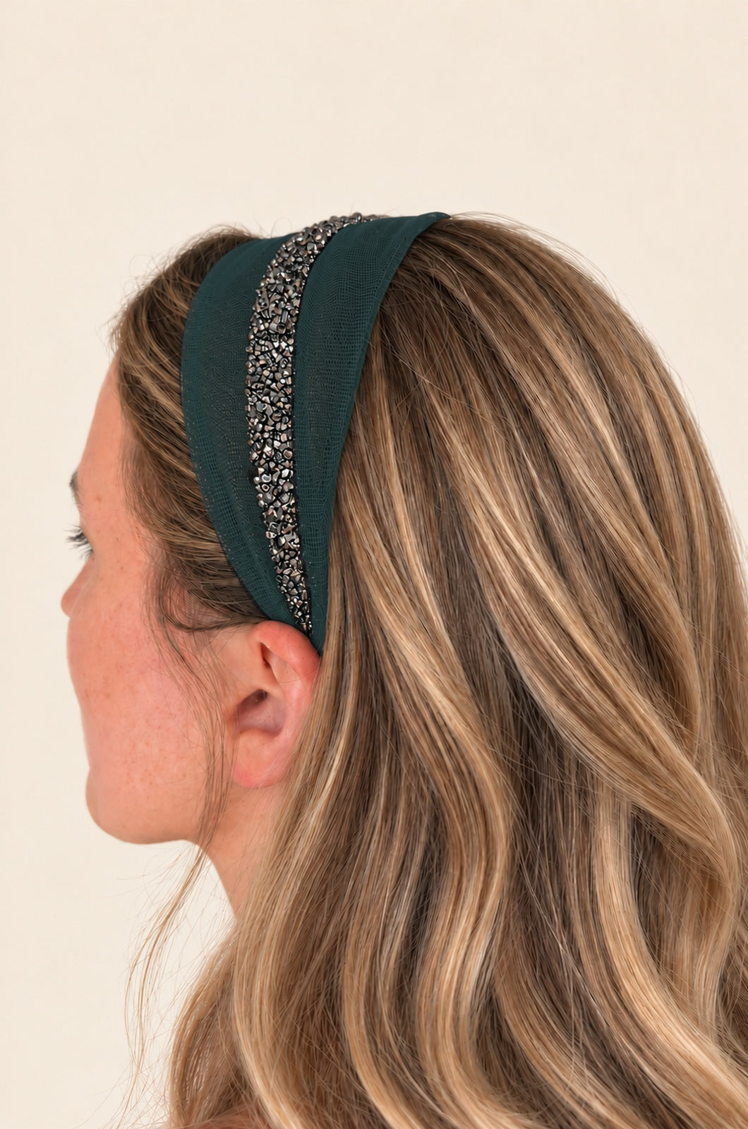 Cordeluta in mijloc Tulle cu sclipici, culoare Verde 58, sclipici gri, pe cap