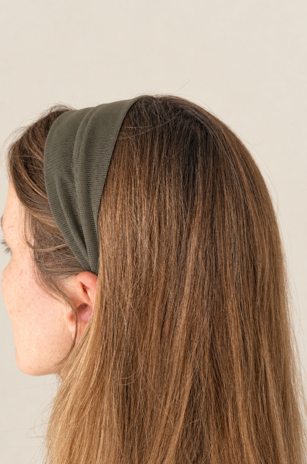 Cordeluta in mijloc Tulle, culoare Verde Army 59, pe cap