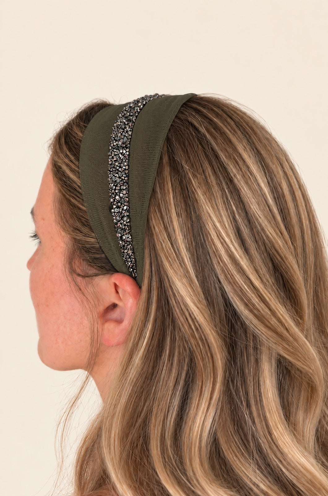 Cordeluta in mijloc Tulle cu sclipici, culoare Verde Army 59, sclipici gri, pe cap