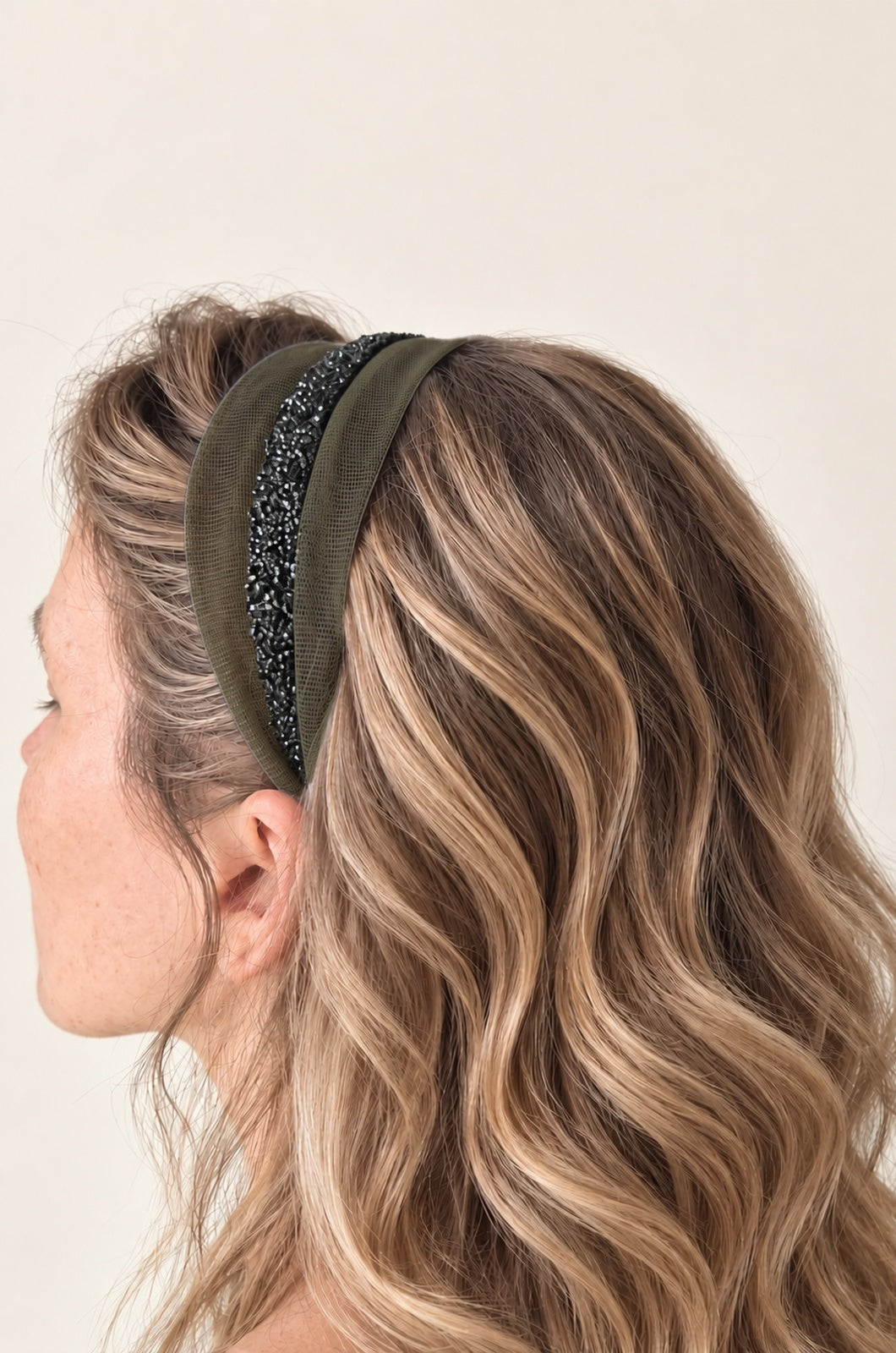 Cordeluta in mijloc Tulle cu sclipici, culoare Verde Army 59, sclipici negru, pe cap