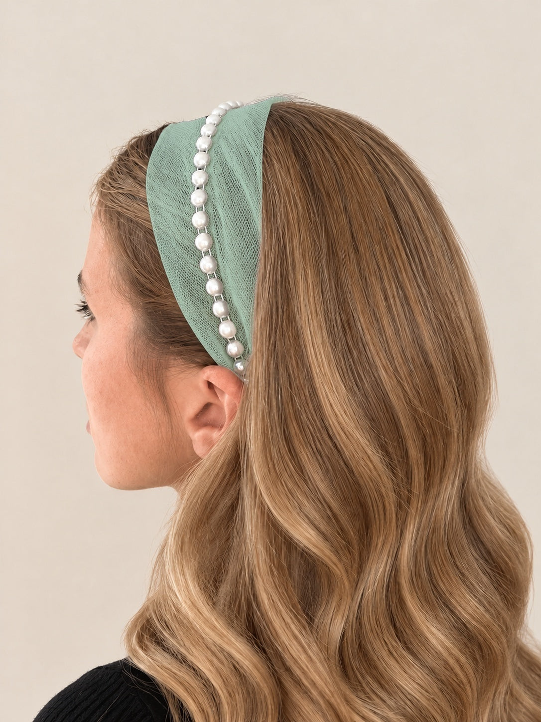 Cordeluta in mijloc Tulle cu perle, culoare Menta 60, perle albe, pe cap